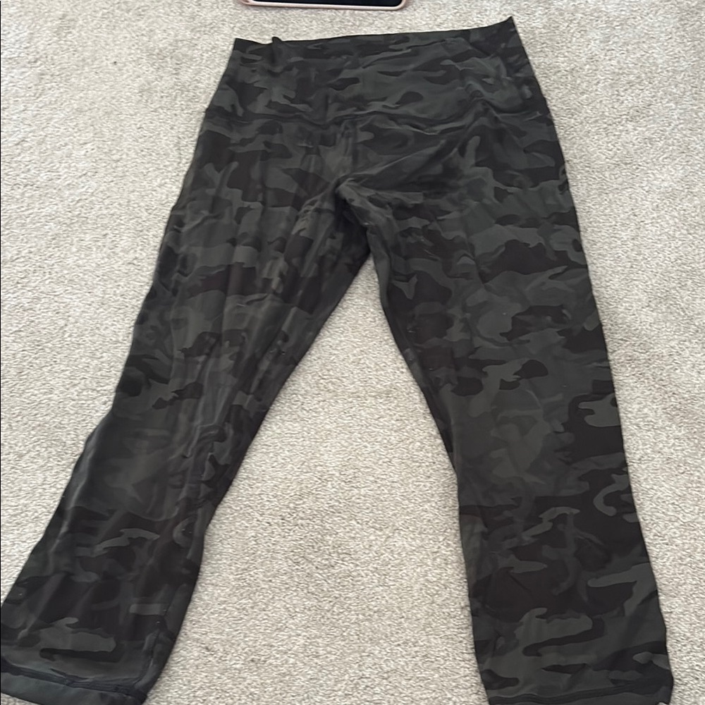 Lululemon dark green cropped camo leggings